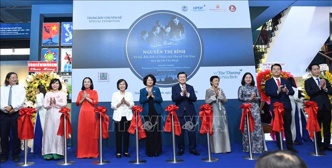 Các đại biểu thực hiện nghi thức cắt băng khai mạc trưng bày chuyên đề. Ảnh: Thu Hương - TTXVN