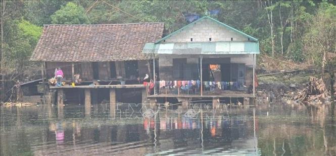 Những ngôi nhà ở xóm Lũng Phầy sau khi hết ngập lụt. Ảnh: TTXVN phát