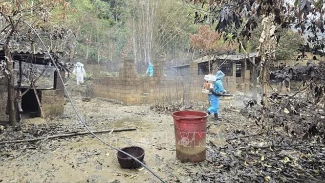 Trung tâm Kiểm soát bệnh tật tỉnh Cao Bằng tổ chức  phun khử trùng môi trường tại các nơi nước rút. Ảnh: TTXVN phát.