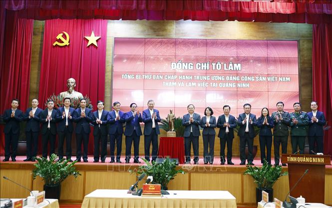 Tổng Bí thư Tô Lâm tặng bức tượng Chủ tịch Hồ Chí Minh cho tỉnh Quảng Ninh. Ảnh: Thống Nhất - TTXVN