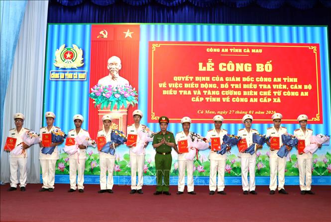 Lãnh đạo Công an tỉnh Cà Mau trao quyết định cho cán bộ, điều tra viên về Công an cấp xã. Ảnh: TTXVN phát