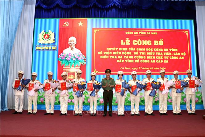 Lãnh đạo Công an tỉnh Cà Mau trao quyết định cho cán bộ, điều tra viên về Công an cấp xã. Ảnh: TTXVN phát