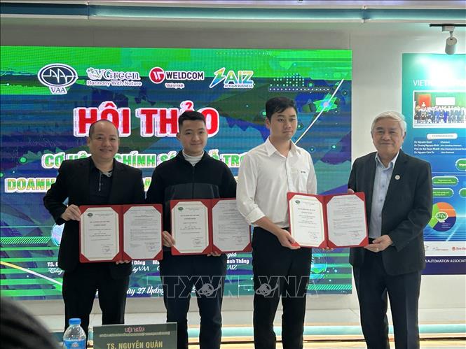 Tiến sĩ Nguyễn Quân, Chủ tịch Hội Tự động hóa Việt Nam trao chứng nhận cho các doanh nghiệp hội viên mới tham gia Hệ sinh thái doanh nghiệp Hội Tự động hóa Việt Nam. Ảnh: Diệu Thúy - TTXVN  