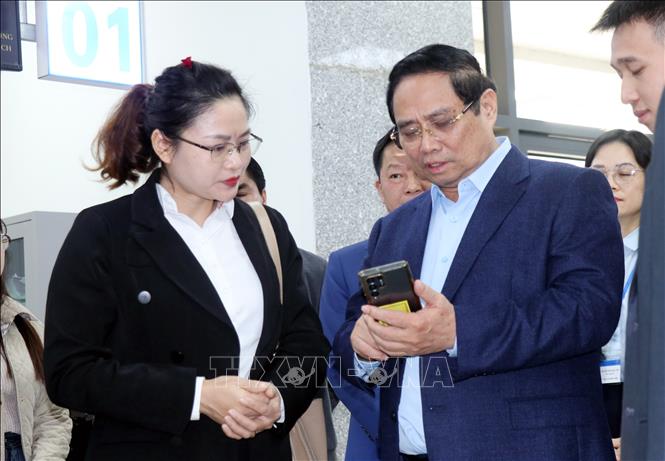 Thủ tướng Phạm Minh Chính ghi nhận đánh giá chất lượng dịch vụ công từ người dân. Ảnh: Văn Đức - TTXVN