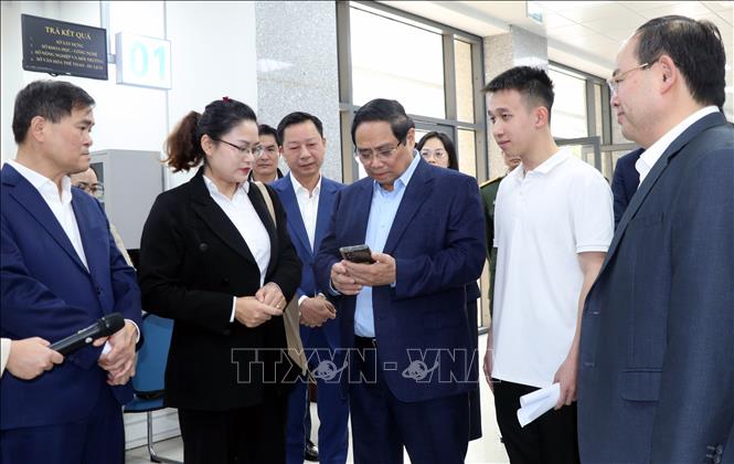 Thủ tướng Phạm Minh Chính ghi nhận đánh giá chất lượng dịch vụ công từ người dân. Ảnh: Văn Đức - TTXVN
