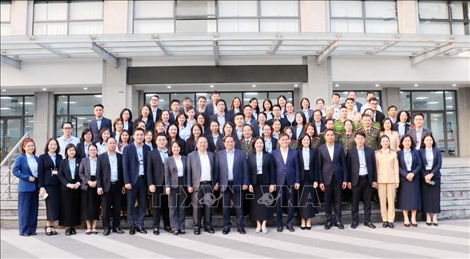 Thủ tướng Chính phủ chụp ảnh với cán bộ làm việc tại Trung tâm phục vụ Hành chính công Quảng Ninh. Ảnh: Văn Đức - TTXVN