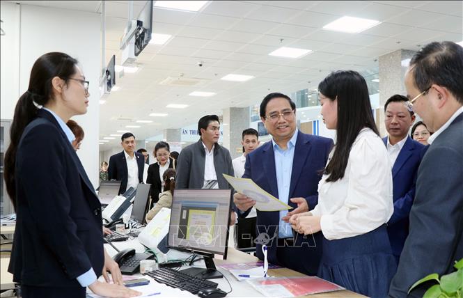 Thủ tướng Phạm Minh Chính ghi nhận đánh giá chất lượng dịch vụ công từ người dân. Ảnh: Văn Đức - TTXVN