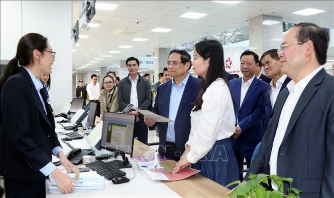 Thủ tướng Phạm Minh Chính thăm hỏi, động viên cán bộ, công chức, viên chức Trung tâm phục vụ hành chính công tỉnh Quảng Ninh. Ảnh: Văn Đức - TTXVN