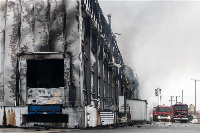 Hiện trường vụ cháy nổ tại nhà máy sản xuất bánh quy ở Trikala, Hy Lạp, ngày 26/1/2026. Ảnh: THX/TTXVN