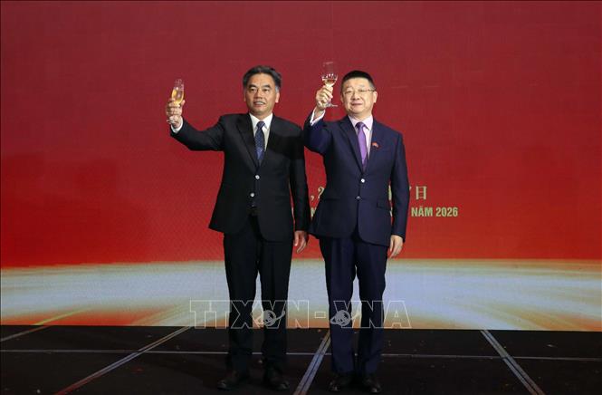 Ổng Nguyễn Lộc Hà (trái), Phó Chủ tịch Thường trực UBND Thành phố Hồ Chí Minh và ông Đường Lập (phải), Tổng lãnh sự Trung Quốc tại Thành phố Hồ Chí Minh chúc mừng kỷ niệm 76 năm thiết lập quan hệ ngoại giao Việt Nam - Trung Quốc. Ảnh: Xuân Khu - TTXVN