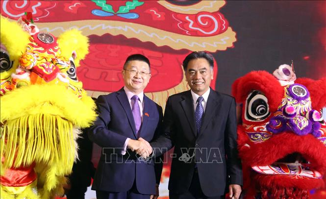 Ổng Nguyễn Lộc Hà (trái), Phó Chủ tịch Thường trực UBND Thành phố Hồ Chí Minh và ông Đường Lập (phải), Tổng lãnh sự Trung Quốc tại Thành phố Hồ Chí Minh chúc mừng kỷ niệm 76 năm thiết lập quan hệ ngoại giao Việt Nam - Trung Quốc. Ảnh: Xuân Khu - TTXVN