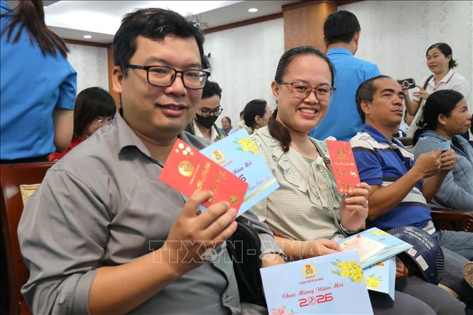 Công nhân lao động vui mừng nhận quà Tết. Ảnh: Thanh Vũ-TTXVN
