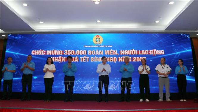 Ông Trần Lưu Quang, Ủy viên Bộ Chính trị, Bí thư Thành ủy Thành phố Hồ Chí Minh cùng lãnh đạo Ủy ban MTTQ Việt Nam Thành phố Hồ Chí Minh, Liên đoàn lao động Thành phố và công nhân khởi động chương trình chăm lo Tết cho 350.000 công nhân lao động. Ảnh: Thanh Vũ-TTXVN
