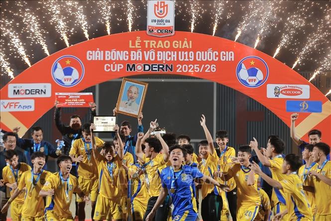 Niềm vui của các cầu thủ U19 Sông Lam Nghệ An khi đoạt cúp vô địch. Ảnh: Minh Quyết - TTXVN