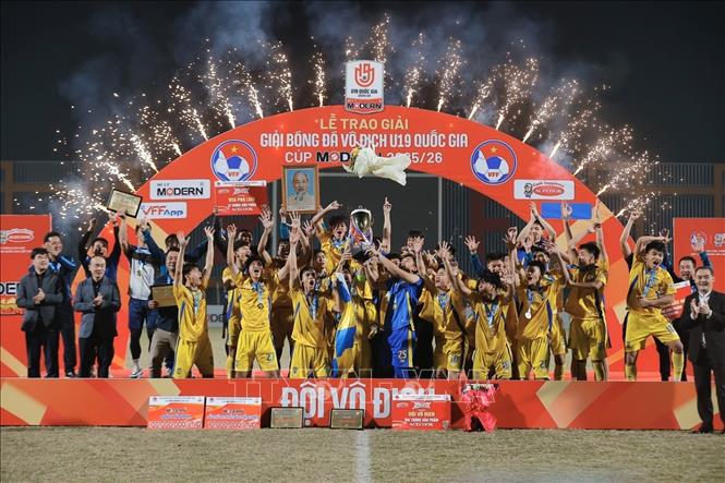 Niềm vui của các cầu thủ U19 Sông Lam Nghệ An khi đoạt cúp vô địch. Ảnh: Minh Quyết - TTXVN
