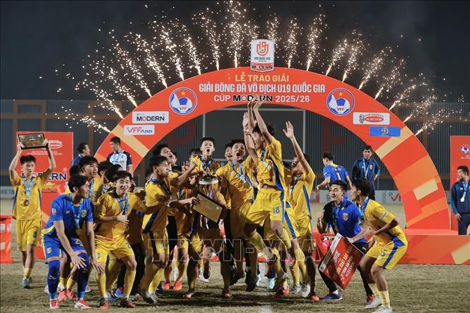 Niềm vui của các cầu thủ U19 Sông Lam Nghệ An khi đoạt cúp vô địch. Ảnh: Minh Quyết - TTXVN