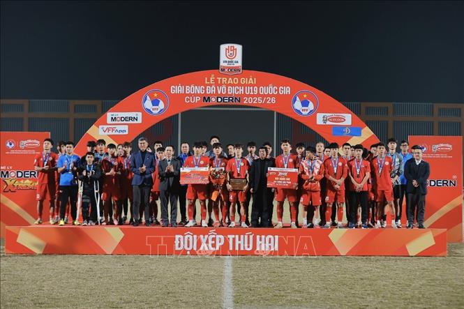 Ban tổ chức trao giải Nhì cho đội U19 PVF CAND. Ảnh: Minh Quyết - TTXVN