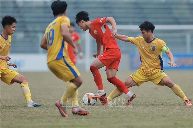 Hàng phòng ngự của CLB U19 Sông Lam Nghệ An thi đấu chắc chắn, liên tục hoá giải các đợt tấn công của U19 PVF CAND. Ảnh: Minh Quyết - TTXVN