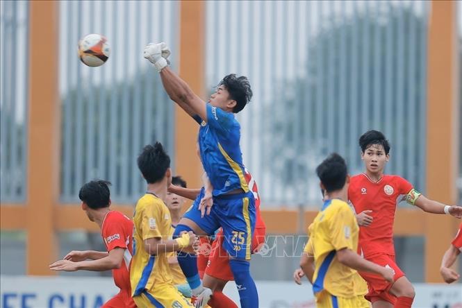 Thủ môn Nguyễn Bảo Ngọc (SLNA) thi đấu xuất sắc. Ảnh: Minh Quyết - TTXVN