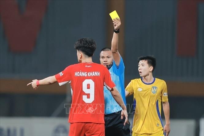 Trọng tài rút thẻ vàng cảnh cáo cầu thủ Hoàng Khanh (PVF CAND). Ảnh: Minh Quyết - TTXVN