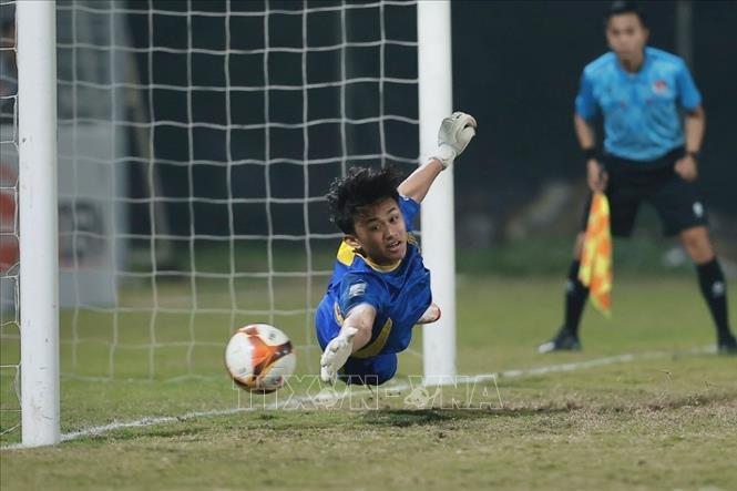 Ở loạt sút luân lưu căng thẳng, Sông Lam Nghệ An thi đấu xuất sắc và giành chiến thắng với tỷ số 4-3, qua đó đoạt cúp vô địch. Ảnh: Minh Quyết - TTXVN