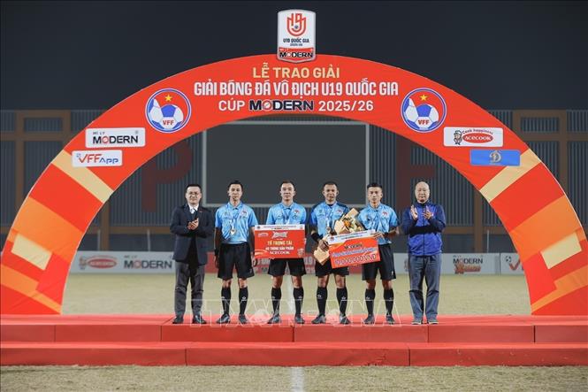 Ban tổ chức trao giải cho tổ trọng tài điều hành trận chung kết. Ảnh: Minh Quyết - TTXVN