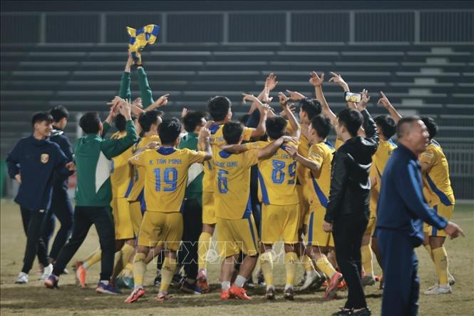 Niềm vui của các cầu thủ U19 Sông Lam Nghệ An khi đoạt cúp vô địch. Ảnh: Minh Quyết - TTXVN