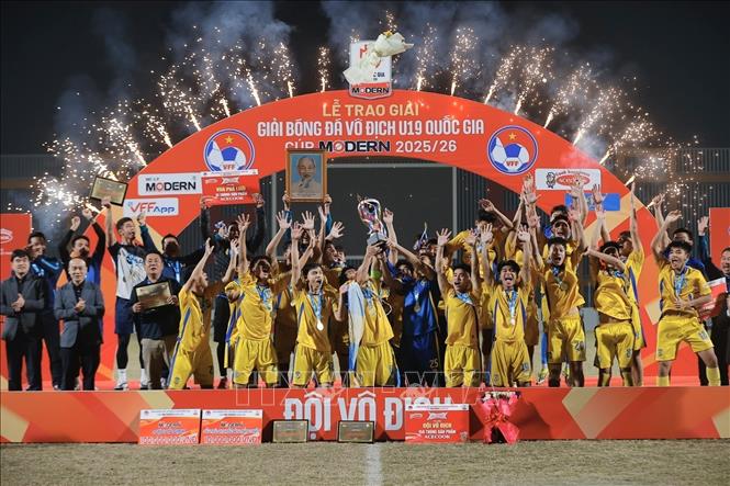 Niềm vui của các cầu thủ U19 Sông Lam Nghệ An khi đoạt cúp vô địch. Ảnh: Minh Quyết - TTXVN