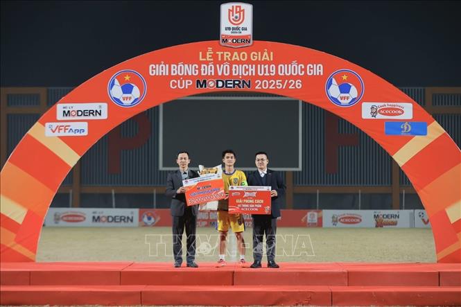 Ban tổ chức trao giải phong cách cho U19 Sông Lam Nghệ An. Ảnh: Minh Quyết - TTXVN