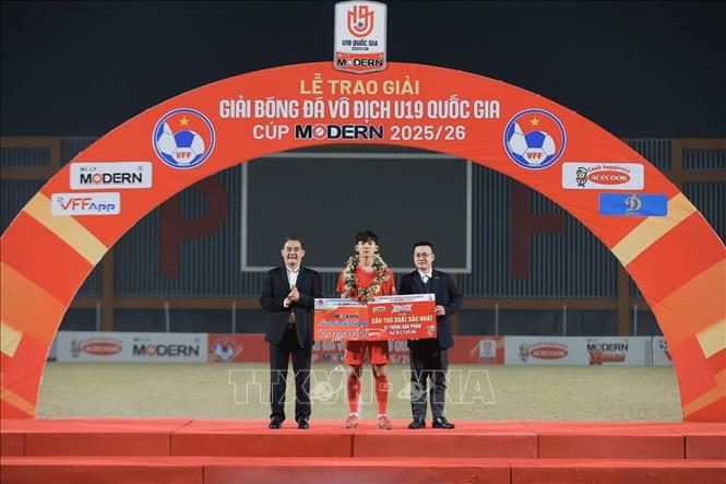 Cầu thủ xuất sắc nhất giải là Hoàng Trọng Duy Khang (7, PVF-CAND). Ảnh: Minh Quyết - TTXVN