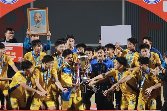 Niềm vui của các cầu thủ U19 Sông Lam Nghệ An khi đoạt cúp vô địch. Ảnh: Minh Quyết - TTXVN