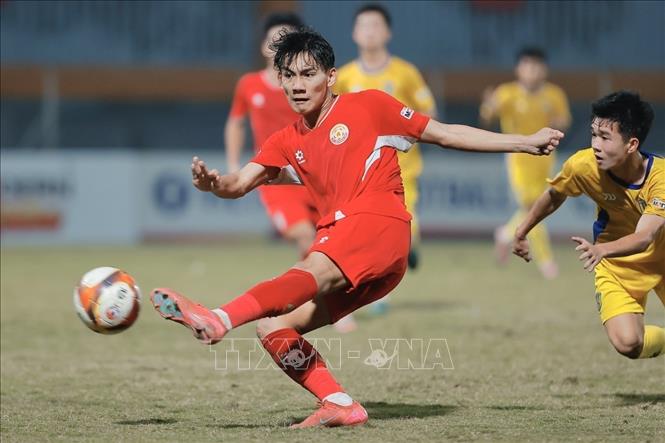 Nỗ lực của các cầu thủ U19 PVF CAND nhưng không thành công. Ảnh: Minh Quyết - TTXVN
