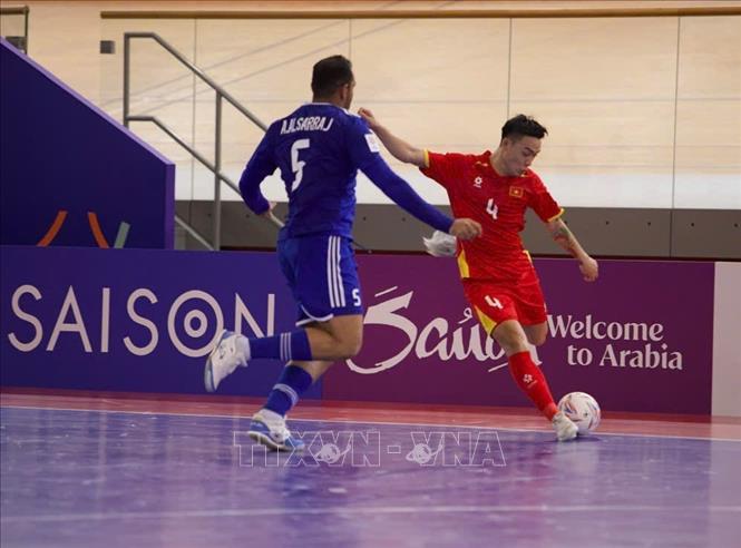 Một pha bóng trong trận ra quân gặp Kuwait của Đội tuyển Futsal Việt Nam. Ảnh: TTXVN phát