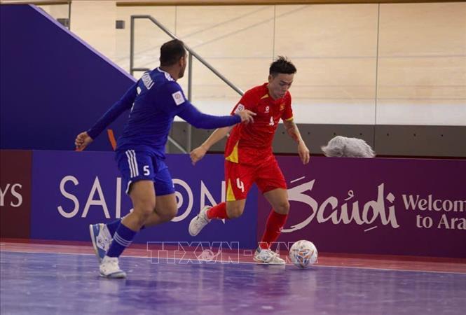 Một pha bóng trong trận ra quân gặp Kuwait của Đội tuyển Futsal Việt Nam. Ảnh: TTXVN phát