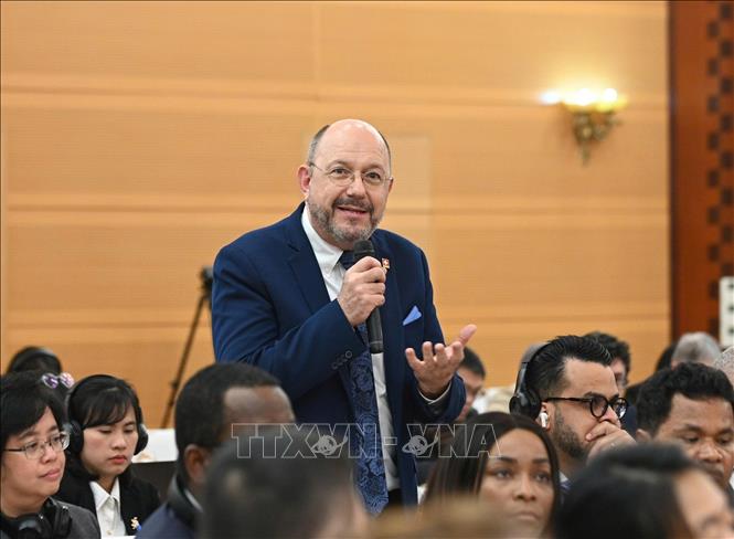 Swiss Ambassador Thomas Gass speaks at the meeting. VNA Photo: Việt Đức