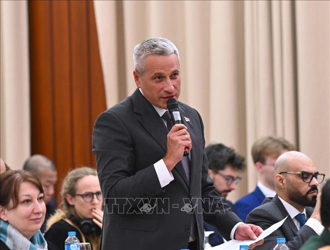Belarusian Ambassador Uladzimir Baravikou speaks at the meeting. VNA Photo: Việt Đức