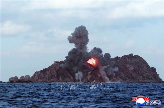 Tên lửa MRLS bắn trúng mục tiêu ở vùng biển cách điểm phóng 358,5 km trong cuộc thử nghiệm của Triều Tiên, ngày 27/1/2026. Ảnh: Yonhap/TTXVN