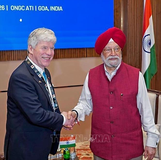 Bộ trưởng Dầu khí và Khí đốt tự nhiên Ấn Độ Hardeep Singh Puri (phải) và Bộ trưởng Năng lượng và Tài nguyên thiên nhiên Canada Timothy Hodgson tại cuộc gặp ở bang Goa, Ấn Độ ngày 27/1/2026. Ảnh: ANI/TTXVN