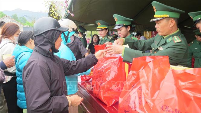 Trao quà cho các hộ dân khó khăn tại xã Chân Mây - Lăng Cô. Ảnh: Mai Trang - TTXVN                       