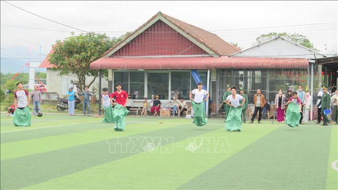 Phần thi nhảy bao bố trong chương trình Xuân biên cương, hải đảo - Tết thắm tình quân dân. Ảnh: Mai Trang - TTXVN                                            