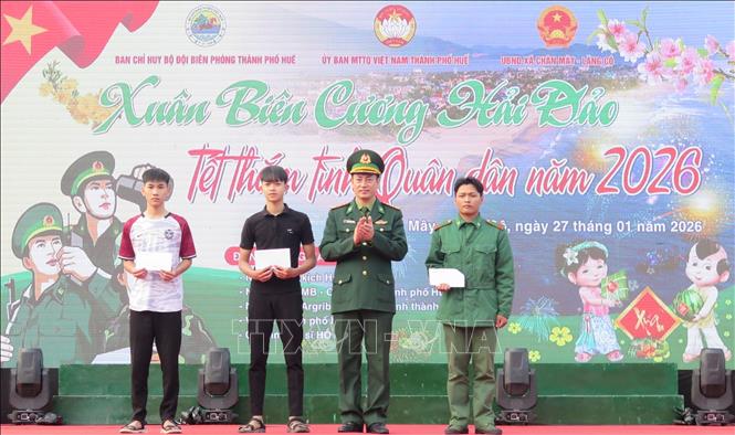 Trao quà cho các cá nhân đạt giải trong cuộc thi trò chơi dân gian. Ảnh: Mai Trang - TTXVN                                                                          