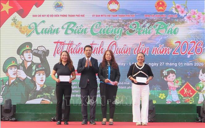 Trao quà cho các cá nhân đạt giải trong cuộc thi trò chơi dân gian. Ảnh: Mai Trang - TTXVN                                            