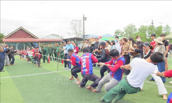 Cán bộ, chiến sĩ Đồn Biên phòng Lăng Cô tham gia chơi kéo co trong tiếng hò reo của người dân địa phương. Ảnh: Mai Trang - TTXVN                             