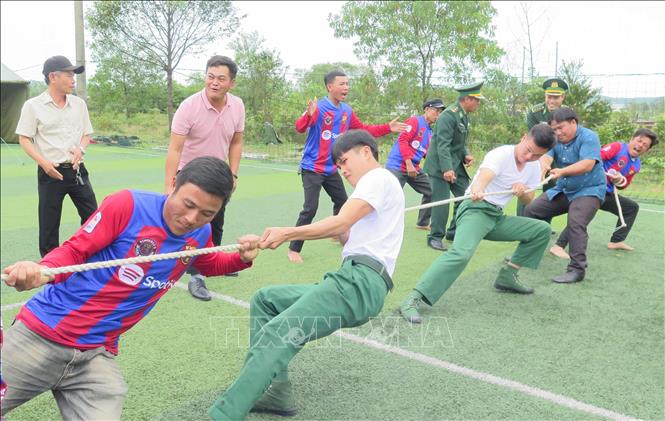 Cán bộ, chiến sĩ Đồn Biên phòng Lăng Cô cùng người dân địa phương tham gia chơi kéo co. Ảnh: Mai Trang - TTXVN                                                        