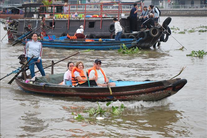 Du khách nước ngoài tham quan chợ nổi Cái Răng. Ảnh: Nguyễn Hằng - TTXVN