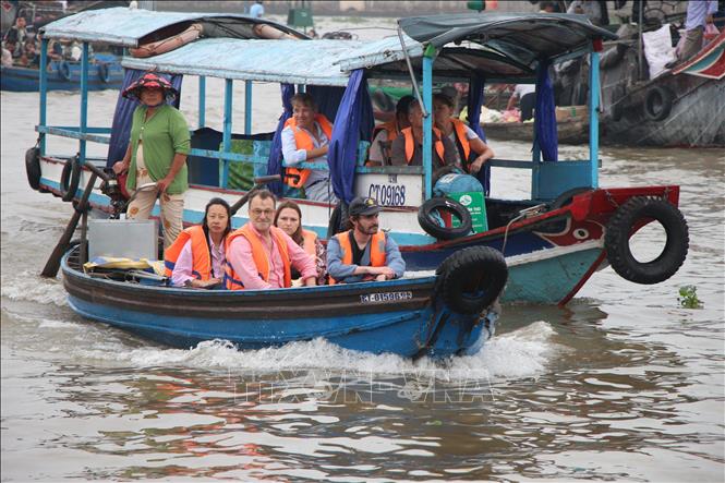 Du khách nước ngoài tham quan chợ nổi Cái Răng. Ảnh: Nguyễn Hằng - TTXVN