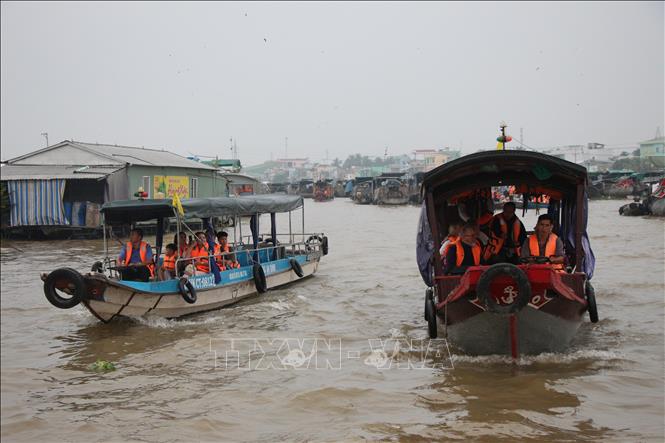 Du khách trải nghiệm du lịch sông nước Cần Thơ. Ảnh: Nguyễn Hằng - TTXVN