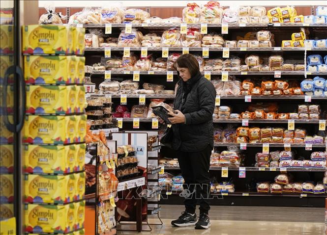 Người dân mua sắm tại siêu thị ở Millbrae, Mỹ. Ảnh: THX/TTXVN