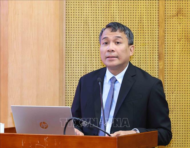Đồng chí Nguyễn Minh Vũ, Uỷ viên Trung ương Đảng, Thứ trưởng Thường trực Bộ Ngoại giao thông tin chuyên đề tại hội nghị. Ảnh: Phương Hoa - TTXVN