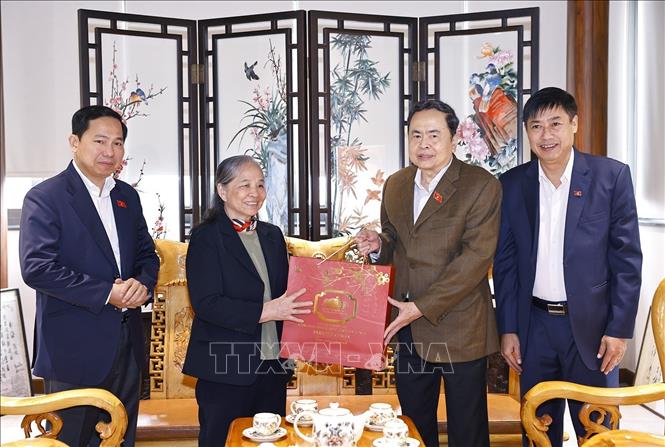 Chủ tịch Quốc hội Trần Thanh Mẫn thăm, tặng quà gia đình và dâng hương tưởng nhớ cố Tổng Bí thư, Chủ tịch Quốc hội Nguyễn Phú Trọng. Ảnh: Doãn Tấn – TTXVN
